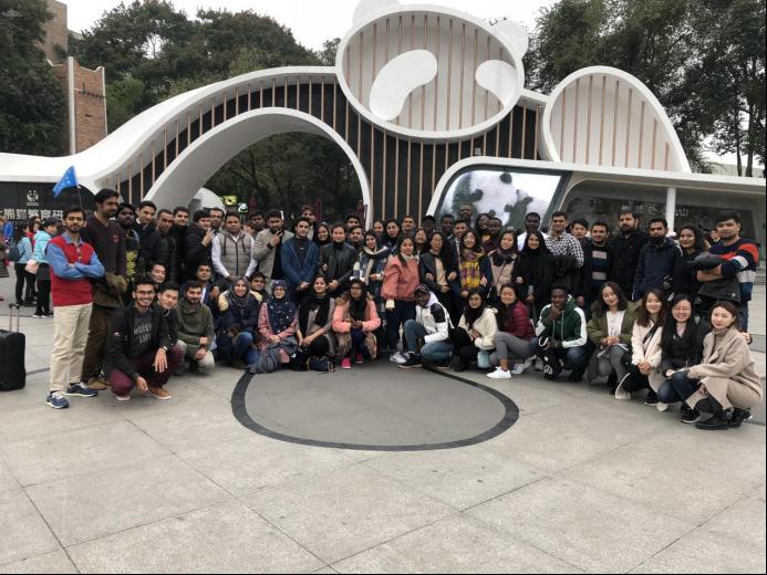 留学生和外籍教师在成都大熊猫繁育研究基地门口的合影20181113