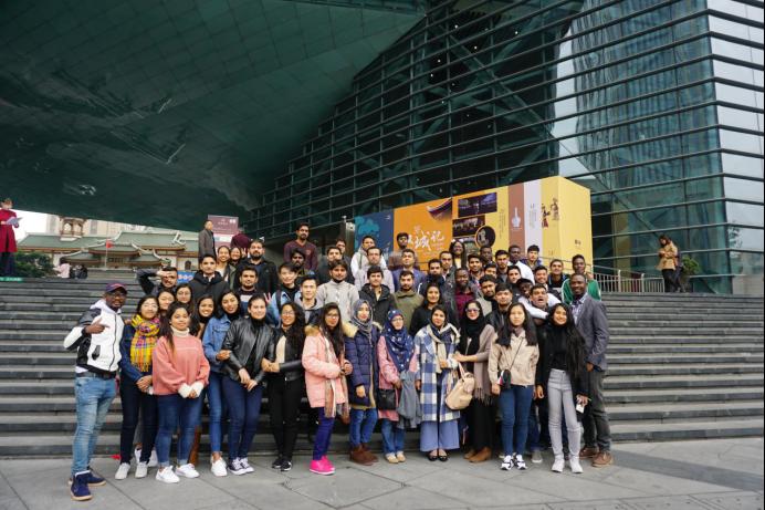 留学生和外籍教师在成都市博物馆门口的合影20181113